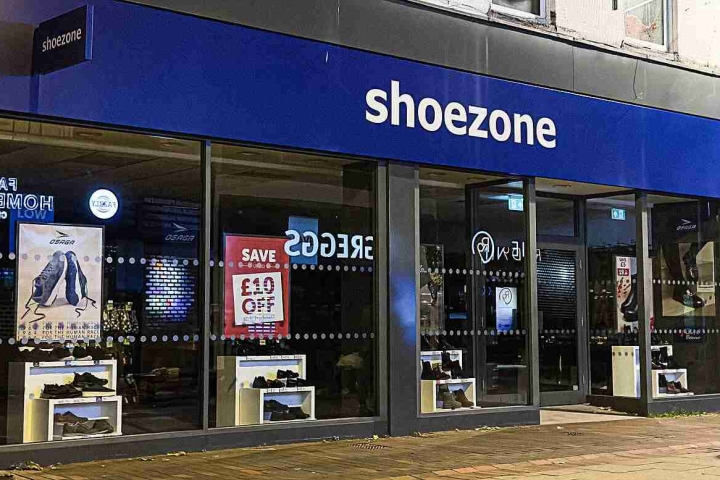 The_storefront_of_the_Shoezone_discount_footwear_shop_located_at_175-177_High_Street_in_Chatham_Kent.jpg